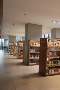 Perpustakaan Jakarta Cikini: a neat line of bookshelves